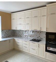 Кухня угловая белая под потолок