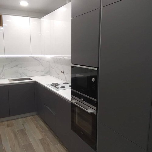 Угловая кухня с подсветкой