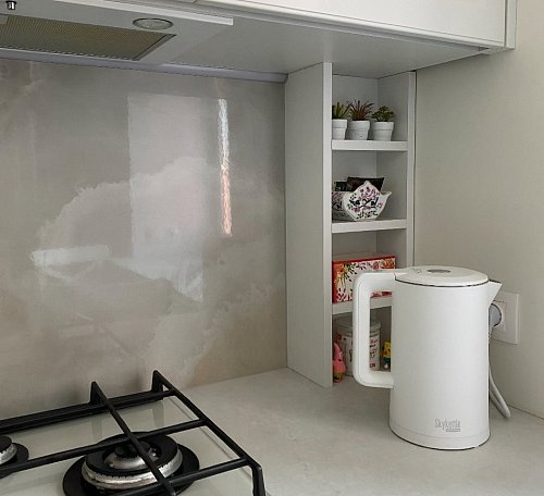 Светлая кухня из массива со столешницей из кварца