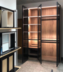 Шкаф со стеклом и подсветкой