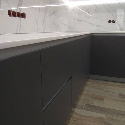 Угловая кухня с подсветкой