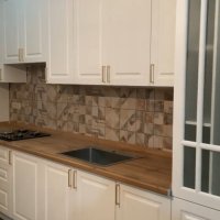 Кухня прямая (линейная) с крашеным белым фасадом