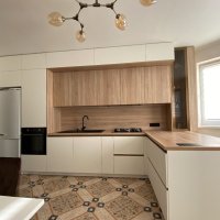 Угловая кухня из белого крашеного дсп. Фурнитура Blum