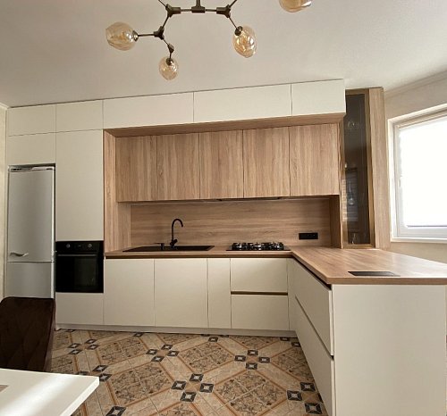 Угловая кухня из белого крашеного дсп. Фурнитура Blum