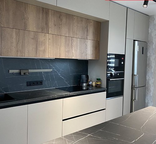 Угловая кухня с барной стойкой