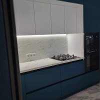 Современная линейная кухня в двух цветах