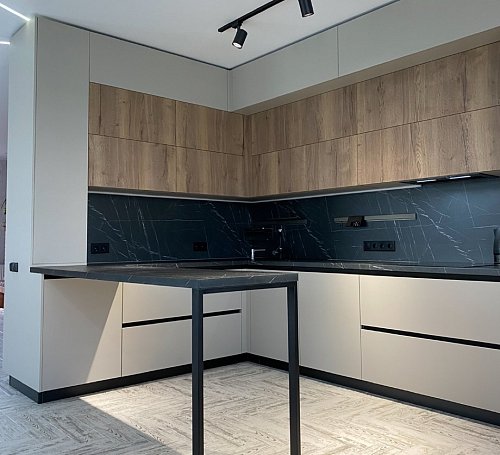 Угловая кухня с барной стойкой