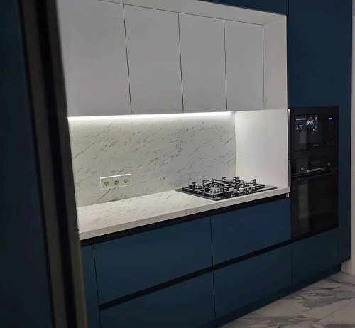 Современная линейная кухня в двух цветах