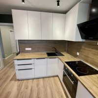 Светлая угловая кухня в современном стиле