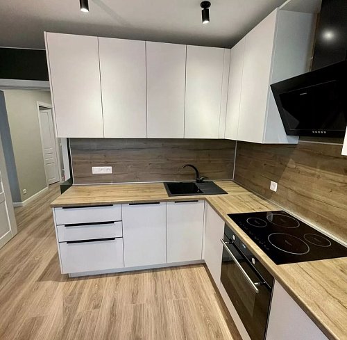 Светлая угловая кухня в современном стиле