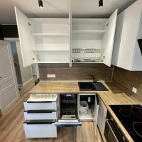 Светлая угловая кухня в современном стиле