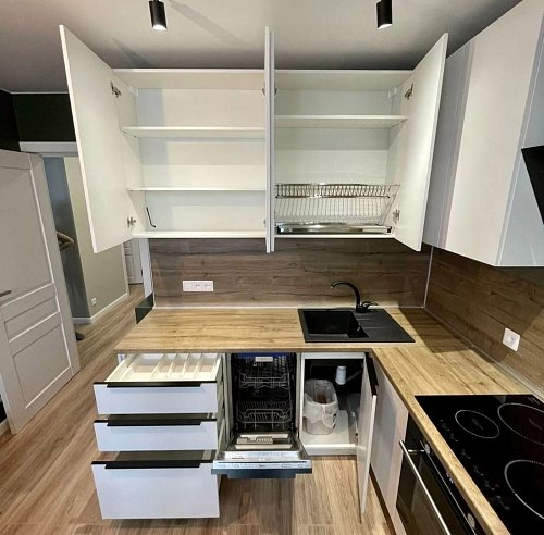 Светлая угловая кухня в современном стиле