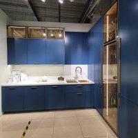 Угловая кухня с глянцевым фасадом со стеклом