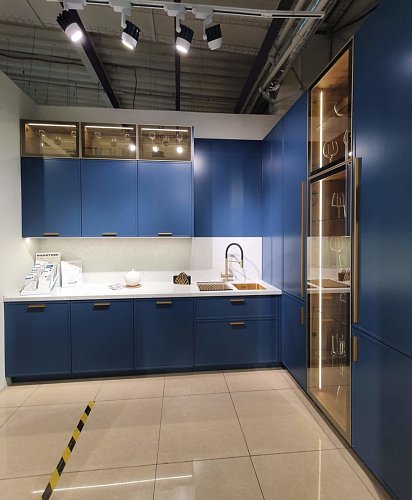 Угловая кухня с глянцевым фасадом со стеклом