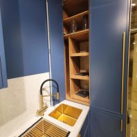 Угловая кухня с глянцевым фасадом со стеклом