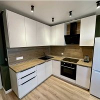 Светлая угловая кухня в современном стиле