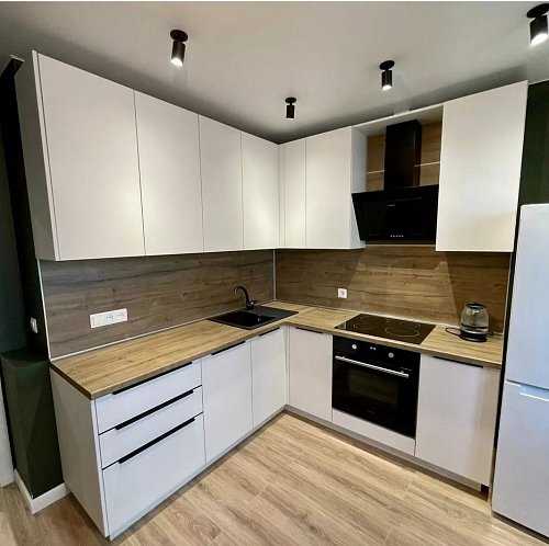 Светлая угловая кухня в современном стиле