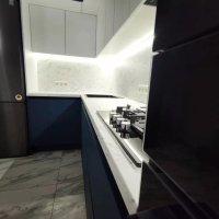 Современная линейная кухня в двух цветах