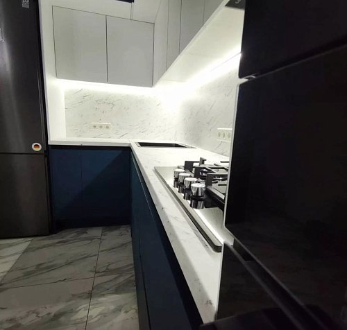 Современная линейная кухня в двух цветах