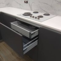 Угловая кухня с подсветкой