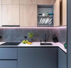 Современная линейная кухня в двух цветах