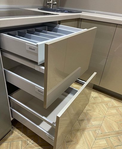 Не большая кухня с гнутыми фасадами и подсветкой