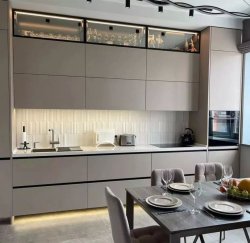 Угловая кухня с подсветкой , стиль hi-tech