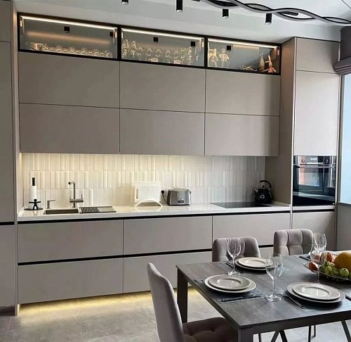 Угловая кухня с подсветкой , стиль hi-tech