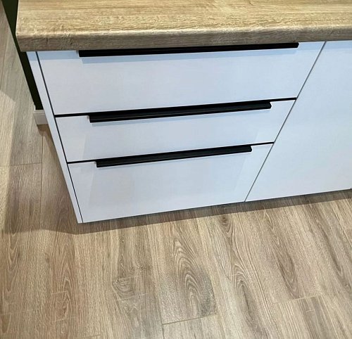 Светлая угловая кухня в современном стиле