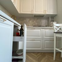 Светлая кухня из массива со столешницей из кварца