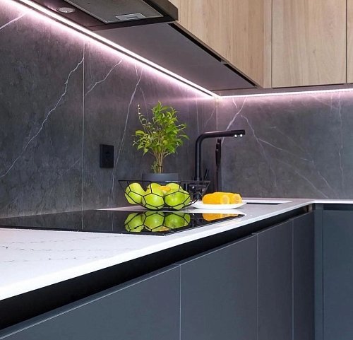 Современная линейная кухня в двух цветах