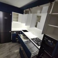 Современная линейная кухня в двух цветах