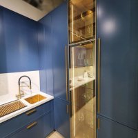 Угловая кухня с глянцевым фасадом со стеклом