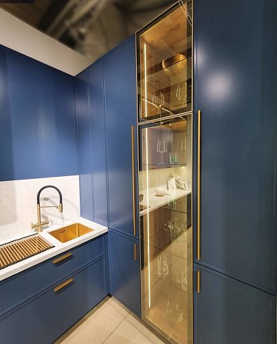 Угловая кухня с глянцевым фасадом со стеклом