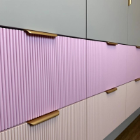 Шкаф в детскую цветной