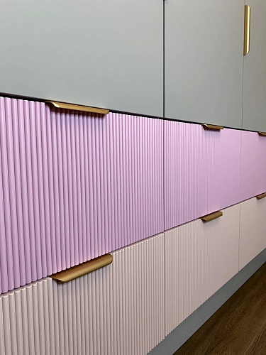 Шкаф в детскую цветной