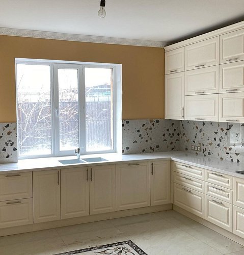 Кухня угловая белая под потолок