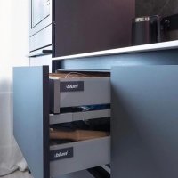 Современная линейная кухня в двух цветах