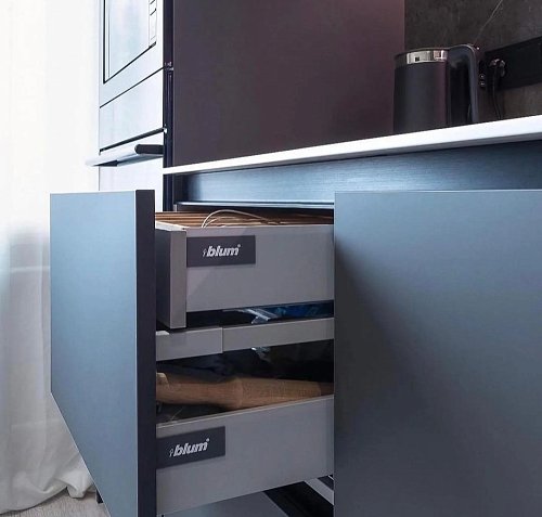 Современная линейная кухня в двух цветах