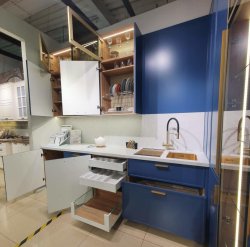 Угловая кухня с глянцевым фасадом со стеклом