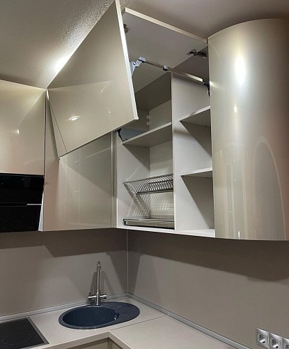 Не большая кухня с гнутыми фасадами и подсветкой