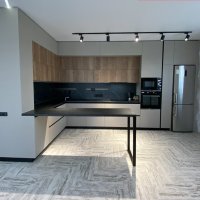 Угловая кухня с барной стойкой