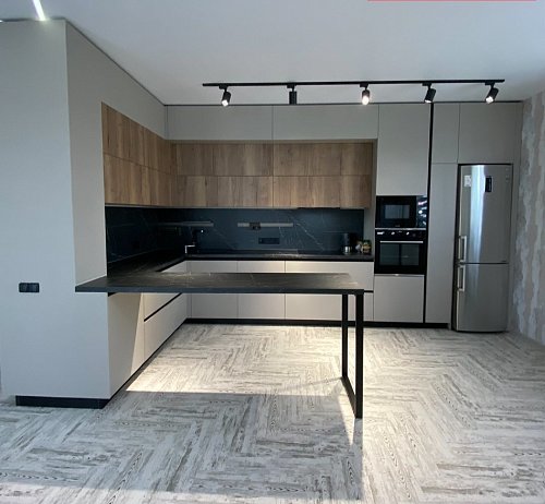 Угловая кухня с барной стойкой