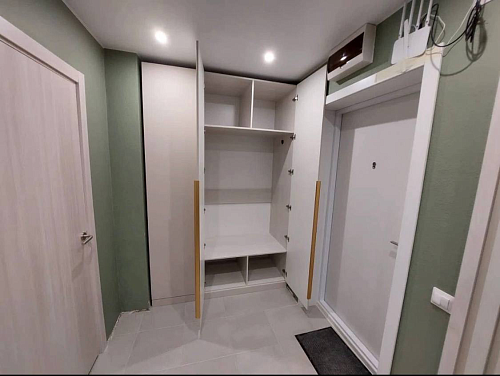 Шкаф распашной для прихожей