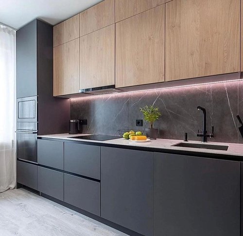 Современная линейная кухня в двух цветах