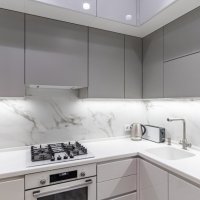 Угловая кухня с подсветкой , стиль hi-tech