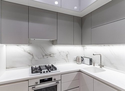 Угловая кухня с подсветкой , стиль hi-tech