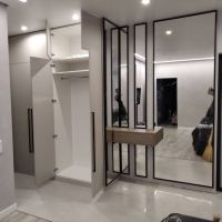 Шкаф для прихожей с черной фурнитурой