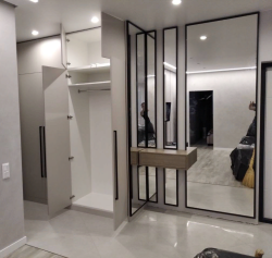 Шкаф для прихожей с черной фурнитурой