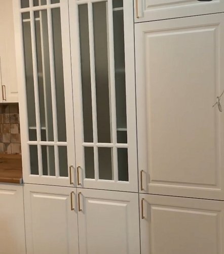 Кухня прямая (линейная) с крашеным белым фасадом